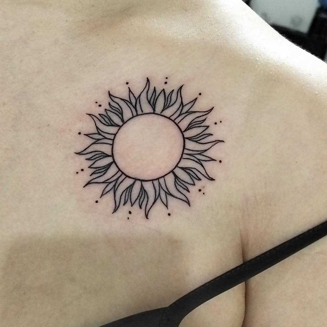 Sol no peito, traço fino e presença absurda. ☀️
Mas o verdadeiro destaque dessa tattoo tá na perfeição desse círculo… simples, limpo e extremamente preciso.
Cada linha encaixada no