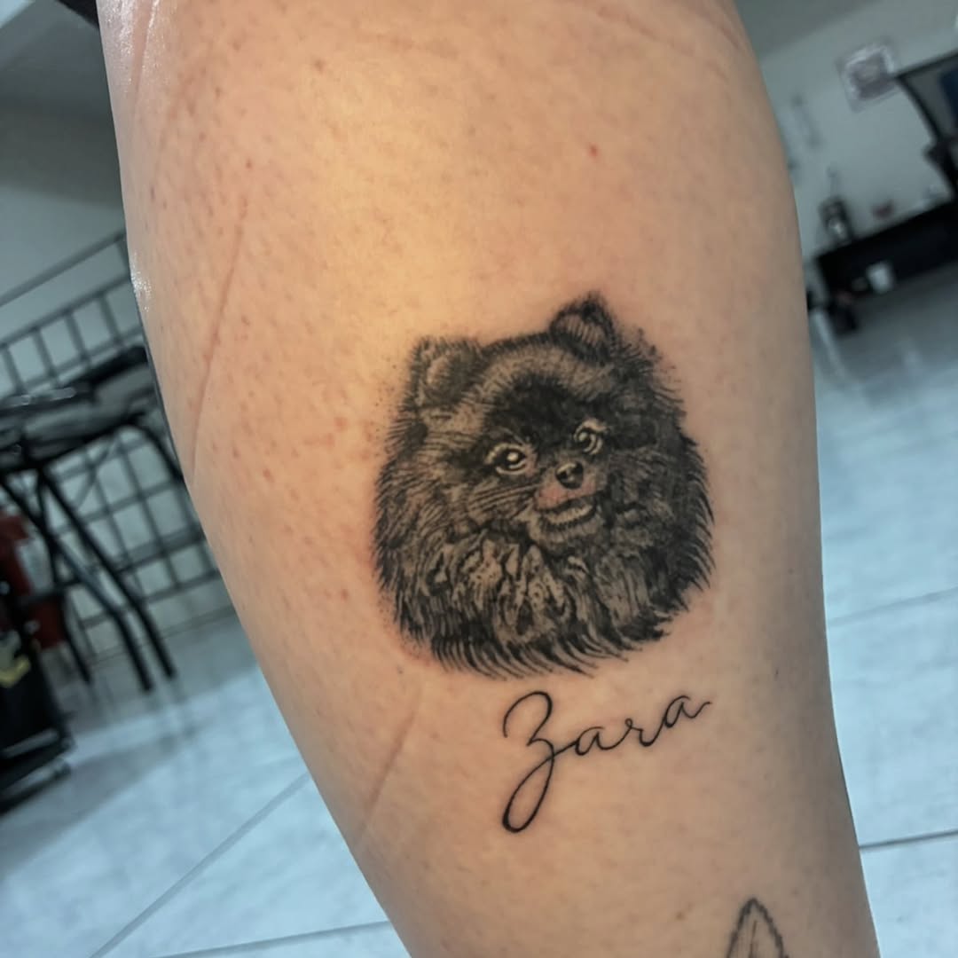 🐾✨ Amor em forma de tatuagem.
A @_psicocandy eternizou esses companheiros de quatro patas em retratos delicados e cheios de personalidade. 

Cada detalhe foi pensado para represent