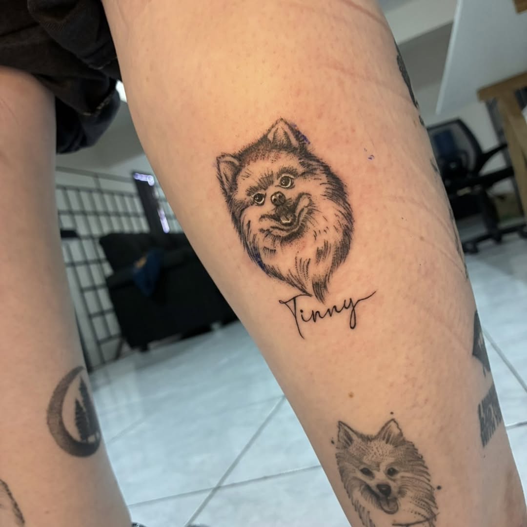 🐾✨ Amor em forma de tatuagem.
A @_psicocandy eternizou esses companheiros de quatro patas em retratos delicados e cheios de personalidade. 

Cada detalhe foi pensado para represent
